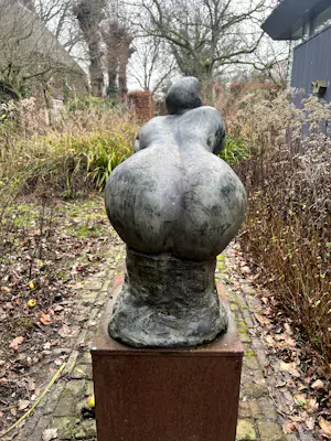 Bart van Hoek - prachtig en vrolijk beeld van zittende vrouw kopen? Bied vanaf 300!