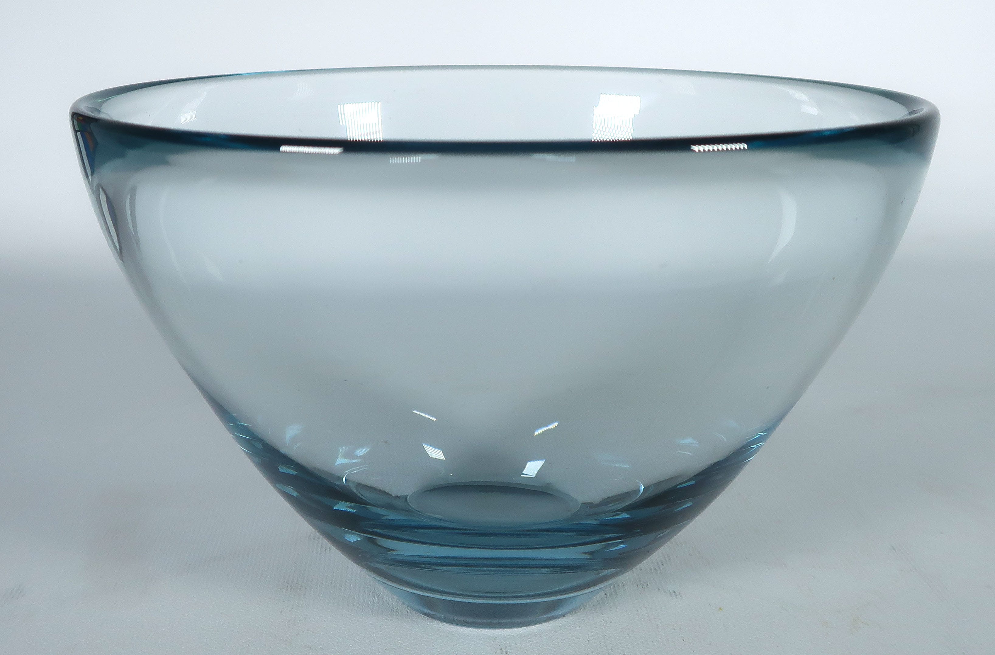 Per Lutken - Kristalglas, Blauw schaaltje, uitgevoerd door Holmegaard verkocht voor € 20!