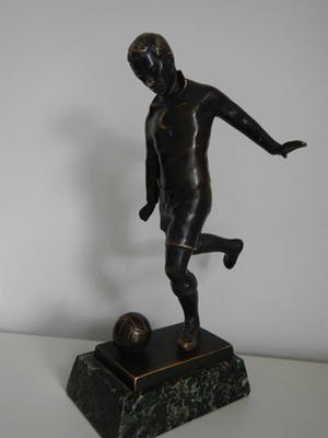 Niet of onleesbaar gesigneerd - Massief bronzen voetballer op marmeren voetstuk kopen? Bied vanaf 10!