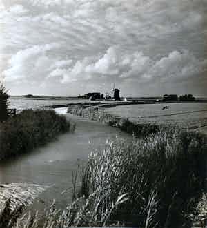 Cas Oorthuys - Noord-Holland met molen in het weiland - originele foto op bariet-fotopapier verkocht voor € 50!