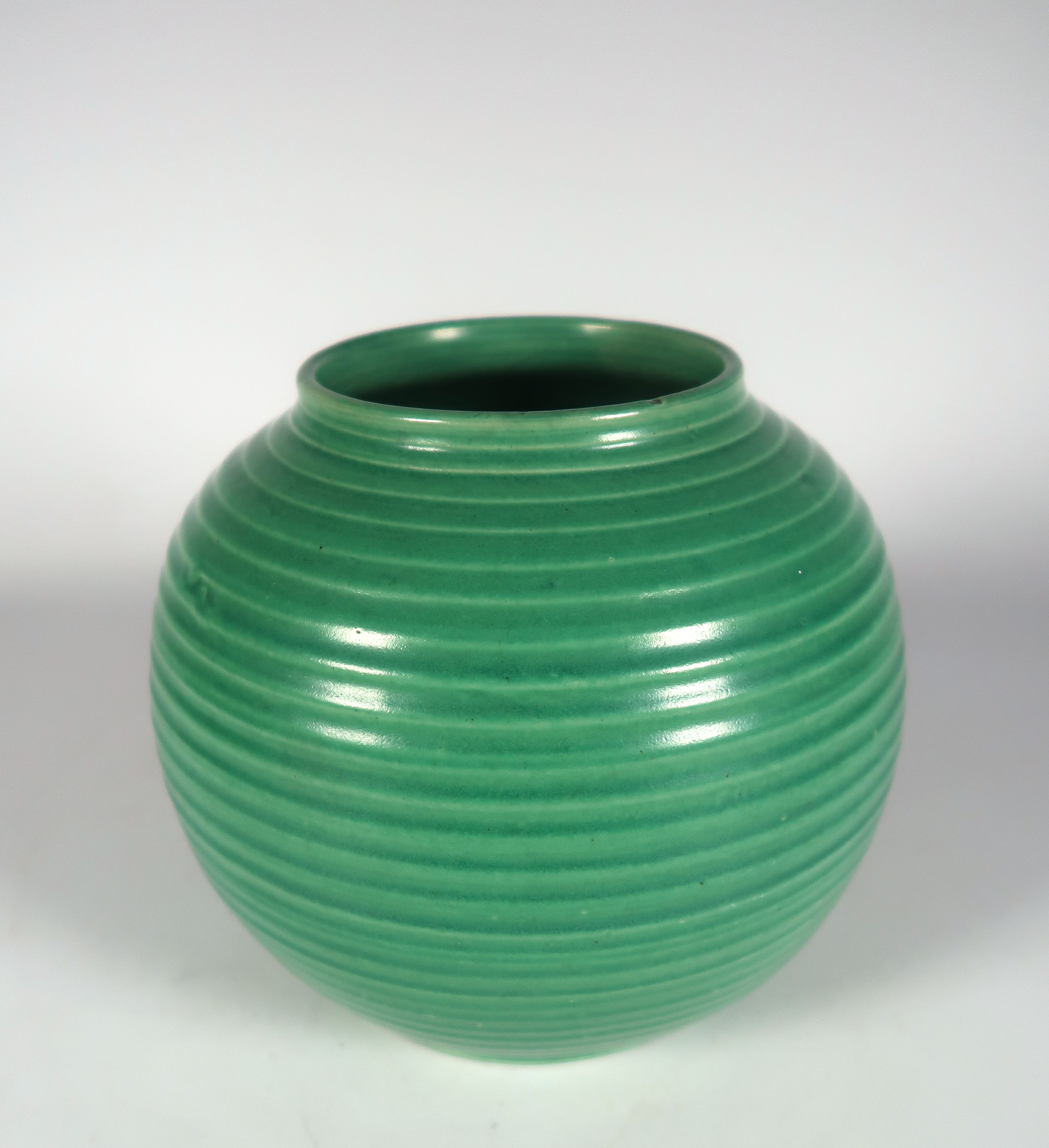 ADCO - Aardewerk, 1012 Groene geribbelde vaas verkocht voor € 35!