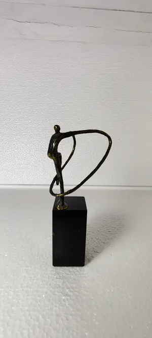 Niet of onleesbaar gesigneerd - Een prachtige bronzen beeldje gymnaste kopen? Bied vanaf 1!