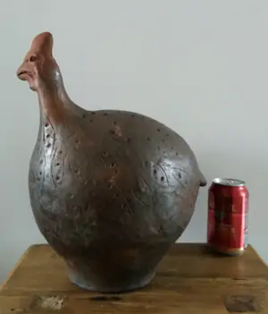Niet of onleesbaar gesigneerd - Charmante grote kip, keramiek kopen? Bied vanaf 1!