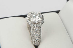 2540- witgouden diamanten dames Fantasiering- 18krt - midd.steen 1.20ct / E-F VS kopen? Bied vanaf 3400!