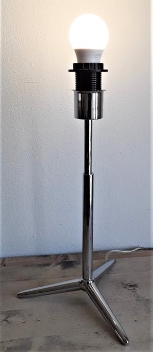 Curiosa - Stijlvolle strak vormgegeven verchroomd metalen tafellamp met artistieke kap. kopen? Bied vanaf 1!