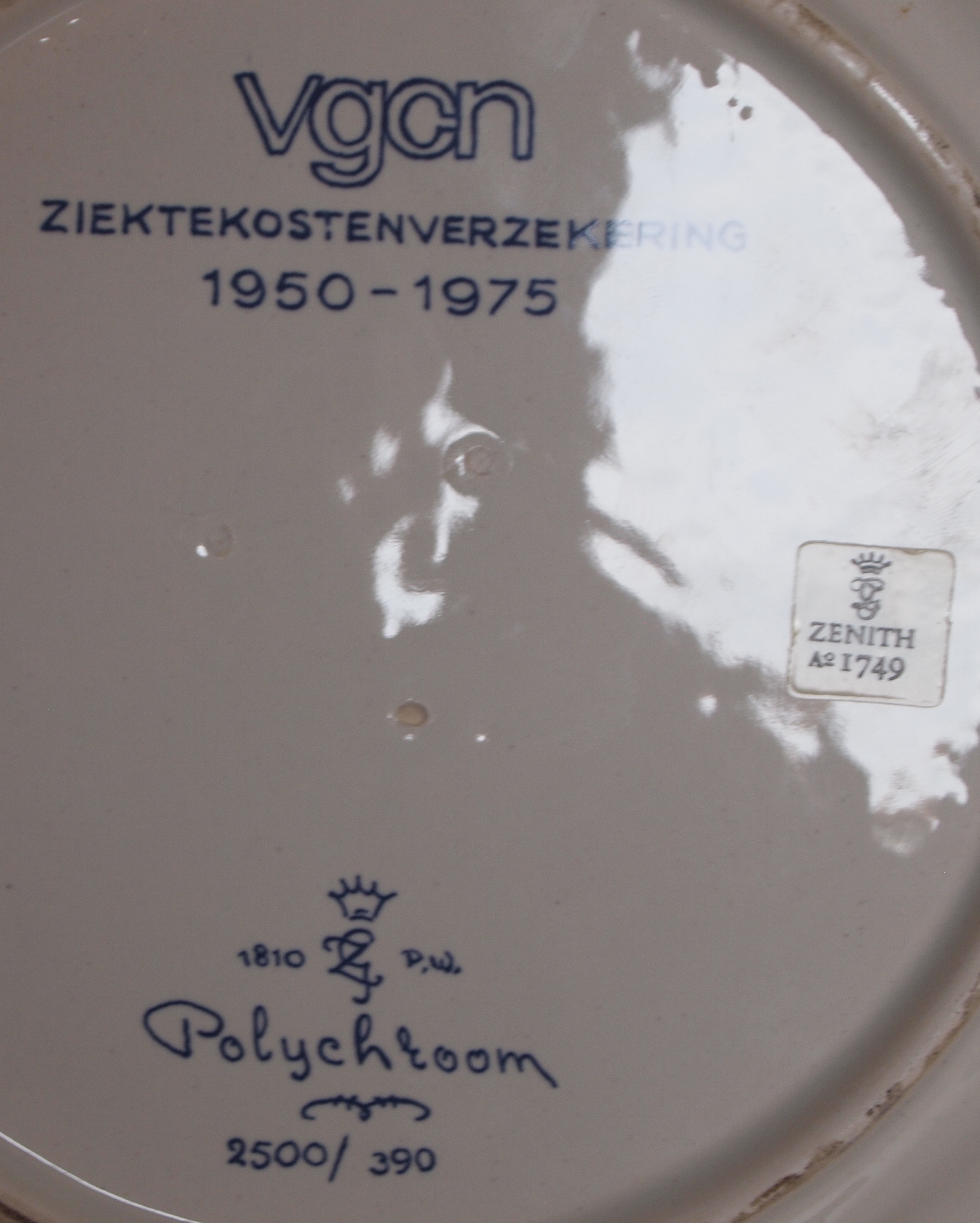 Plateelbakkerij Zenith - Zeshoekig polychroom sierbord 25 jarig jubileum VGCN oplage 2500 st kopen? Bied vanaf 1!