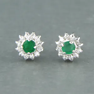 18k gouden oorknoppen met smaragd en aan entourage briljant geslepen diamant kopen? Bied vanaf 300!