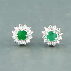 18k gouden oorknoppen met smaragd en aan entourage briljant geslepen diamant verkocht voor € 300!