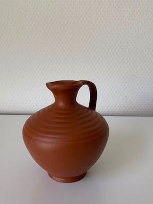 Niet of onleesbaar gesigneerd - Kruikvormig vaasje met oor kopen? Bied vanaf 10!