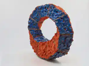 Erik van Spronsen - Möbiusring van klei elementen, deels blauw geglazuurd verkauft für € 125!