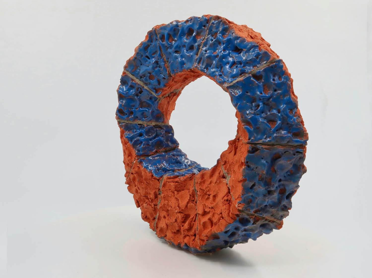 Buy Erik van Spronsen - Möbiusring van klei elementen, deels blauw geglazuurd? Bid from 125!