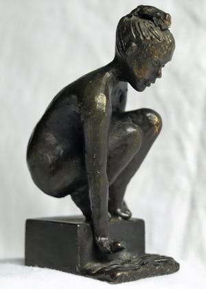 Niet of onleesbaar gesigneerd - Bronzen beeldje , “Meisje aan het water“ kopen? Bied vanaf 1!