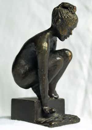 Niet of onleesbaar gesigneerd - Bronzen beeldje , “Meisje aan het water“ verkocht voor € 1!