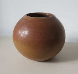 Niet of onleesbaar gesigneerd - Matbruine aardewerken bolvaas kopen? Bied vanaf 1!