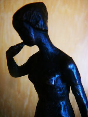 Brons (Onbekend) - Vrouwenfiguur met tas kopen? Bied vanaf 35!