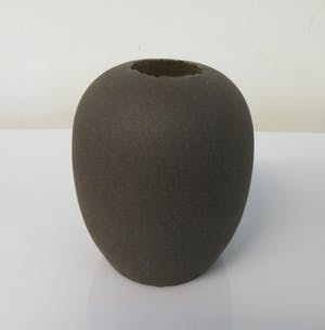 Lou Schwirtz - Eivormig keramisch vaasje met met ruw Aubergine kleurig glazuur kopen? Bied vanaf 38!