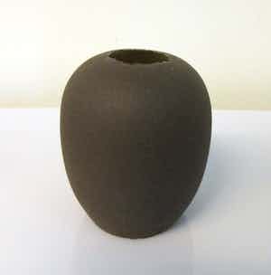 Lou Schwirtz - Eivormig keramisch vaasje met met ruw Aubergine kleurig glazuur verkocht voor € 38!