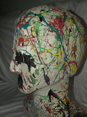 Niet of onleesbaar gesigneerd - Beeld van beton , ‘Hoofd met open schedelhelft’ - beschilderd kopen? Bied vanaf 1!