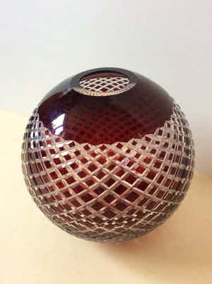 Niet of onleesbaar gesigneerd - glazen bolvaas - facet hand geslepen verkocht voor € 1!