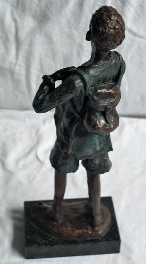 Niet of onleesbaar gesigneerd - Beeld op voet, ‘Jongen met rugzak’ – hoogte 33,5 cm kopen? Bied vanaf 1!