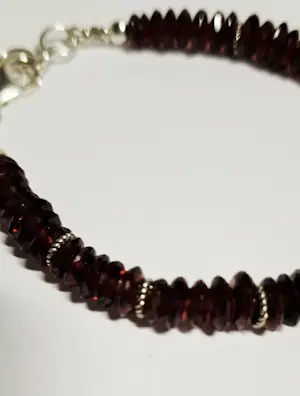 Nieuwe zilveren Armband met facet geslepen granaat met karabijn sluiting kopen? Bied vanaf 70!