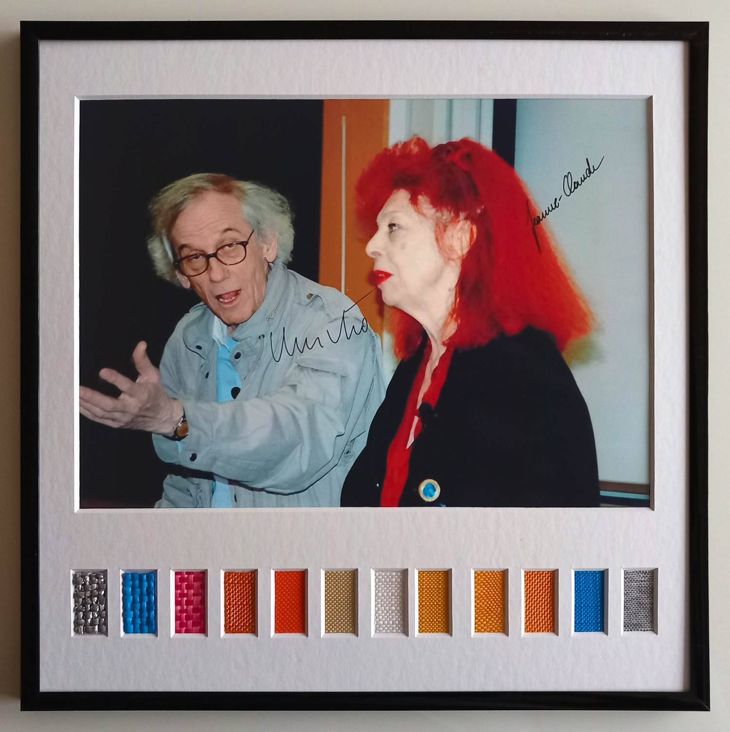 Buy Christo - Jeanne-Claude – handgesigneerde foto door beiden + 12 originele fabrics? Bid from 960!