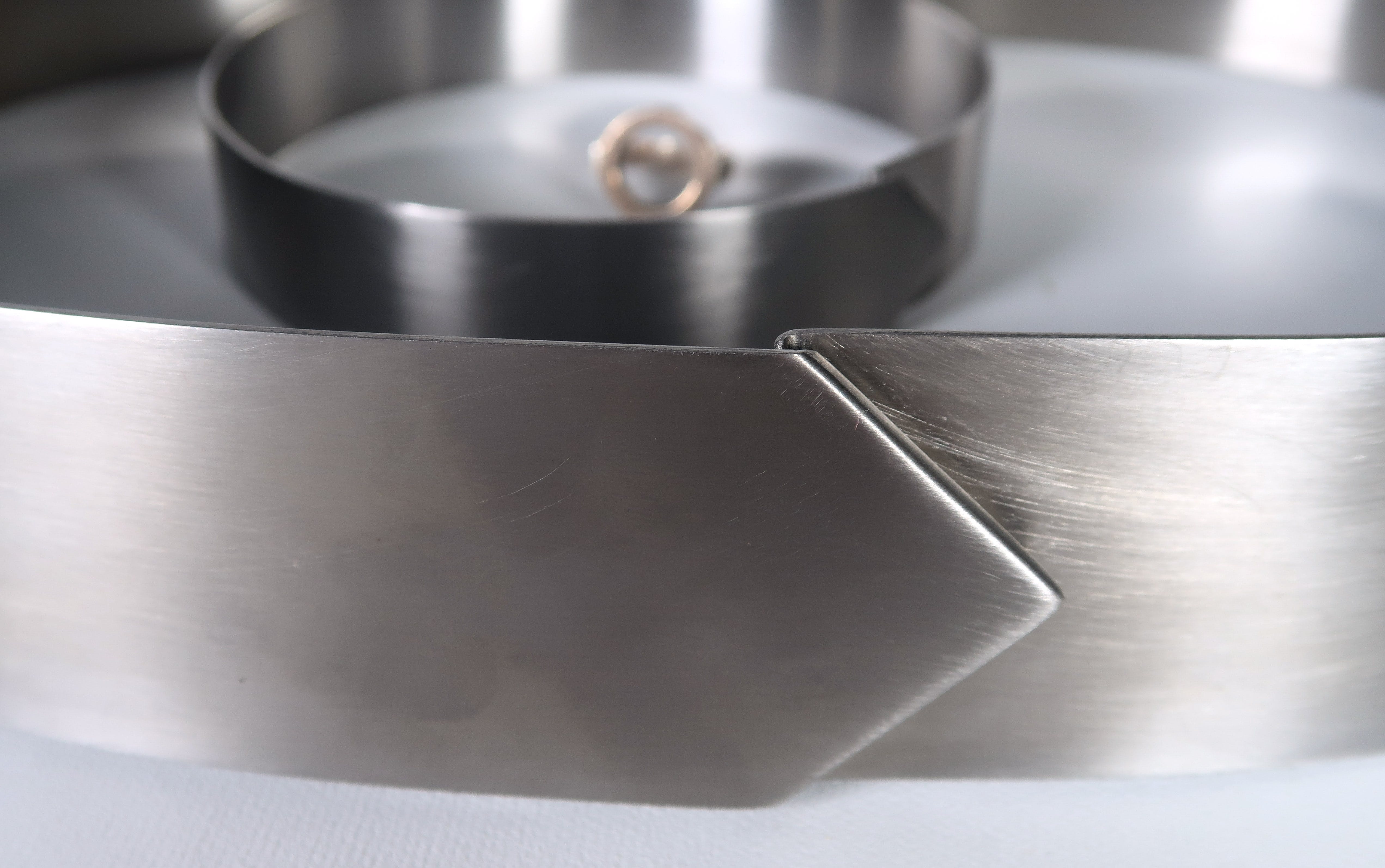 Niet of onleesbaar gesigneerd - Set bestaande uit een ring, ceintuur en halssieraad kopen? Bied vanaf 1!