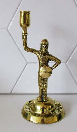 Niet of onleesbaar gesigneerd - Antieke 19e eeuwse geel koperen kandelaar van een Romeinse Soldaat verkocht voor € 10!