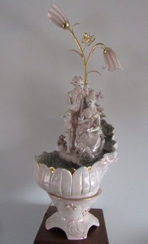 Niet of onleesbaar gesigneerd - PORSELEINEN FONTEIN Koppel Victoriaanse klederdracht + lichtarmatuur in irisvorm kopen? Bied vanaf 1!