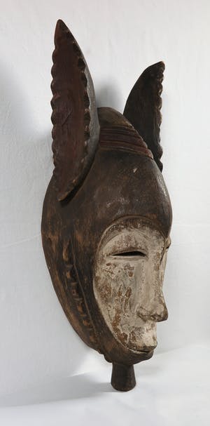 Baule - Yohore -Houten masker met wit beschilderd gezicht en gekartelde spitse oren kopen? Bied vanaf 1!