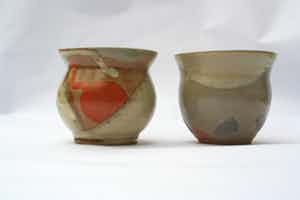 Niet of onleesbaar gesigneerd - 2 aardewerk bekers - gesigneerd M met cirkel verkocht voor € 1!