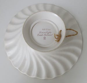 Plateelbakkerij Zuid-Holland - Fifties Platelen Bonbonniere op voet met floraal decor kopen? Bied vanaf 1!