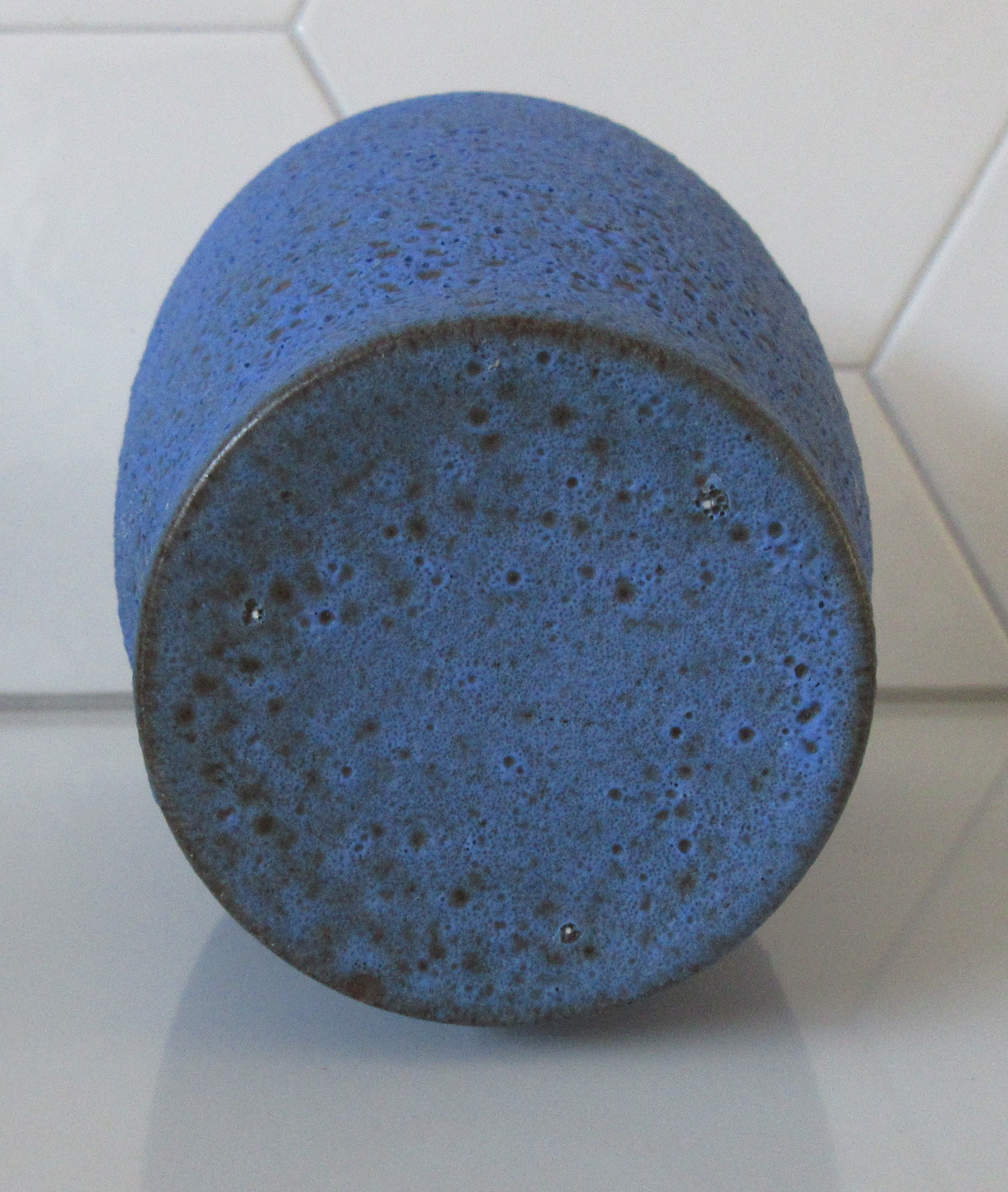 Niet of onleesbaar gesigneerd - Blauwe bruisglazuren aardewerk vaas kopen? Bied vanaf 1!