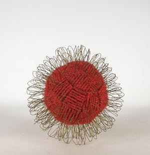 Niet of onleesbaar gesigneerd - Lot van twee textiele bollen met metalen haartjes kopen? Bied vanaf 1!