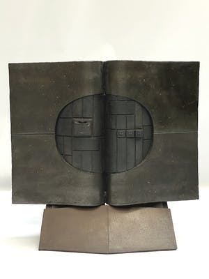 Niet of onleesbaar gesigneerd - Duits bronzen boekwerk kopen? Bied vanaf 1!