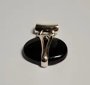 AcheterZilveren design hanger met  mooie cabochon geslepen zwarte onyx steen? Enchérissez de 50!