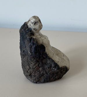 Niet of onleesbaar gesigneerd - Raku aardewerken vrouwfiguur kopen? Bied vanaf 1!