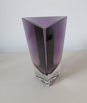 Krosno - Dubbelwandige paarse en blank glazen driehoek vaas kopen? Bied vanaf 28!