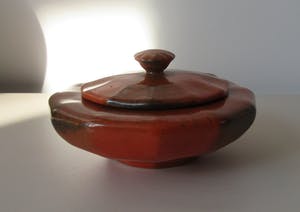Arnhemsche Fayencefabriek - Art deco oranje zwarte platelen Bonbonniere of suikerpot kopen? Bied vanaf 25!