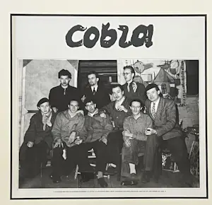 Karel Appel - Poster De Cobra Néerlandauis groep in het atelier van Karel Appel 1948 kopen? Bied vanaf 60!
