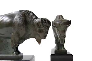 Max Le Verrier - Boekensteunen (2) - Gepatineerd metaal op marmer sokkel - Twee bizons kopen? Bied vanaf 750!