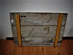 Niet of onleesbaar gesigneerd - Bijzondere op steigerhout geschilderde voorstelling "Zonnigge stranddag" gesign. kopen? Bied vanaf 10!