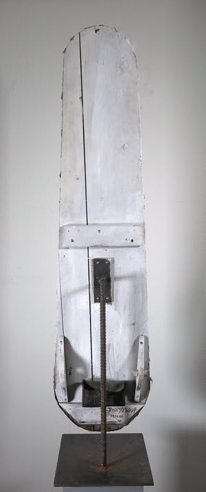Ron van der Werf - Beeld in gemengde techniek, o.a. hout en textiel, Zonder titel kopen? Bied vanaf 1!