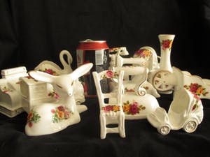 Niet of onleesbaar gesigneerd - 12 porseleinen miniaturen - Engeland - Cottage Rose kopen? Bied vanaf 1!