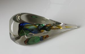 Adam Jablonski - Meerkleurige glazen druppel kopen? Bied vanaf 42!