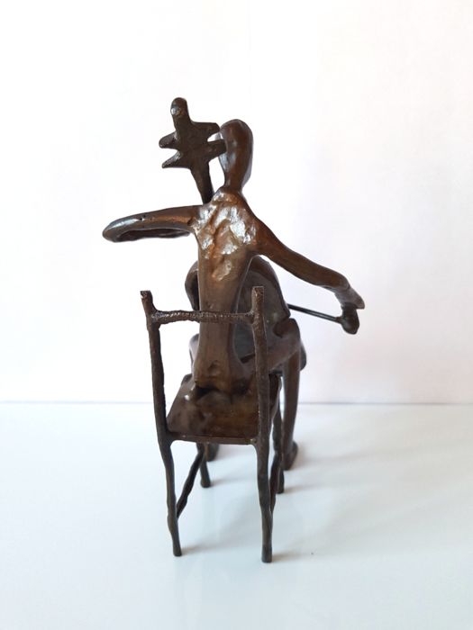 Niet of onleesbaar gesigneerd - Gepatineerd bronzen beeld van een cellist kopen? Bied vanaf 1!