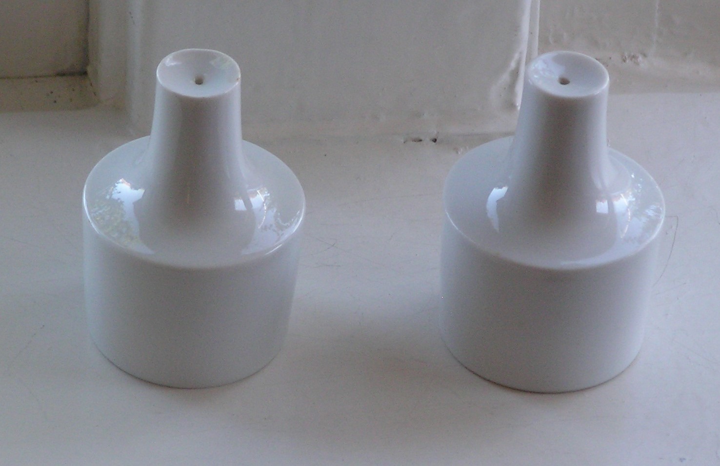 Rosenthal - Wit porseleinen peper- en zoutstrooier ontwerp Raymond Loewy verkocht voor € 12!