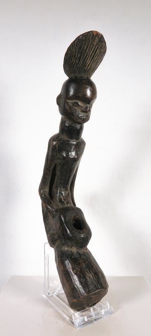 Mangbetu - Houten manfiguur met pijpekop tussen zijn benen kopen? Bied vanaf 1!