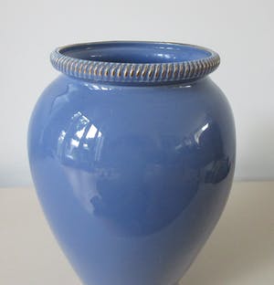 Plateelbakkerij Zuid-Holland - Korenblauwe platelen vaas met vergulde geribde randen kopen? Bied vanaf 1!