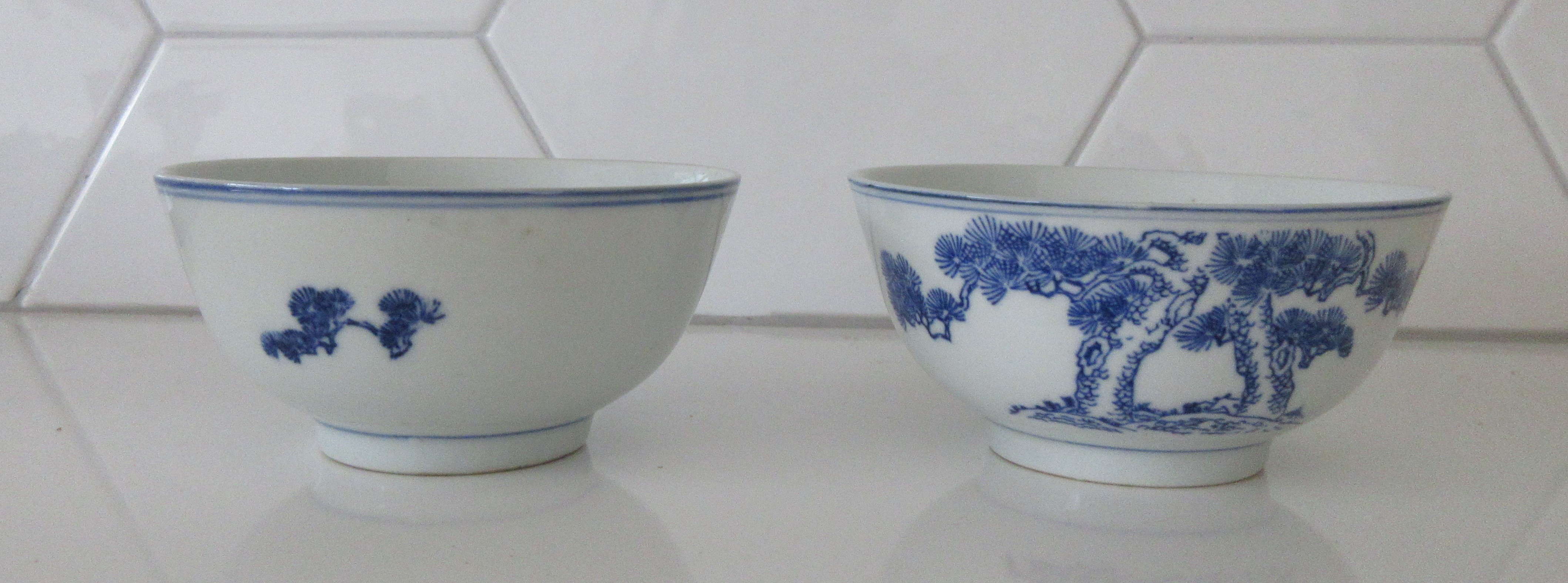 Niet of onleesbaar gesigneerd - Twee Chinese blauw witte porseleinen kommen kopen? Bied vanaf 1!